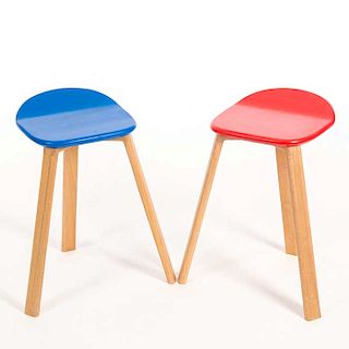 Par de bancos. Siglo XX. De la firma Vik Servín Ltd. Estructura de madera y acrílico. Con asientos en color rojo y azul. Piezas: 2