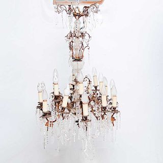 Candil. Siglo XX. Elaborado en bronce y cristal. Electrificado para 18 luces. Con fuste compuesto, brazos con diseño vegetal.