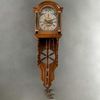 Reloj de pared. Holanda, siglo XX. Elaborado en madera. De la marca Warmink. Mecanismo de péndulo. Carátula circular métalica.