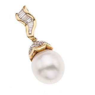 Pendiente con perla y diamante en oro amarillo de 18K. 1 perla color blanco de 13 mm. 22 diamantes corte trapecio y 8 x 8. Pes...