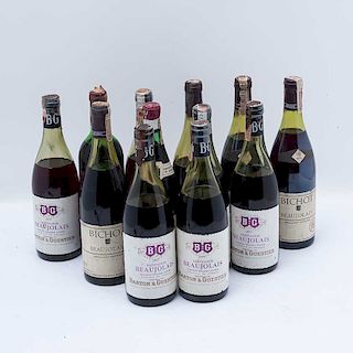 12 botellas de vino tinto.  6 Barton & Guestier. Cosecha 1977. Beaujolais. 4 Bichot. Cosecha 1979. Beaujolais.