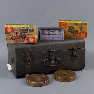 Lote mixto. Diferentes origenes. Siglo XX. Consta de: caja con negativos, 2 cintas metricas, baúl y 2 autos para armar.