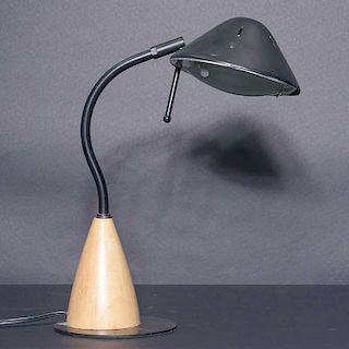 Lámpara de mesa. Siglo XX. Elaborado en metal color negro. Con base de madera. Electrificada para una luz.