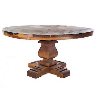 Comedor. Siglo XX. En talla de madera. Conta de: Mesa. Cubierta circular, fuste tipo jarrón y soportes tipo caballete y 5 sillas.
