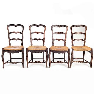 Lote de 4 sillas. Francia. Siglo XX. Estilo Luis XV. En talla de madera de nogal. Respaldo semiabierto, asiento de palma tejida.