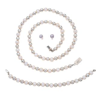 Collar, pulsera y par broqueles de perlas con plata .925. 48 perlas cultivadas de 8 mm, color crema