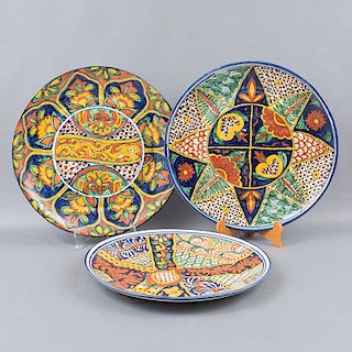 Lote de 3 platos decorativos. México. Siglo XX. Elaborados en talavera. Decorados con elementos orgánicos, florales y vegetales.