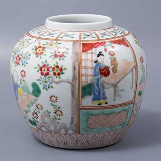 Jarrón. Origen oriental. Elaborado en porcelana. Decorado con escenas costumbristas, elementos florales y vegetales.