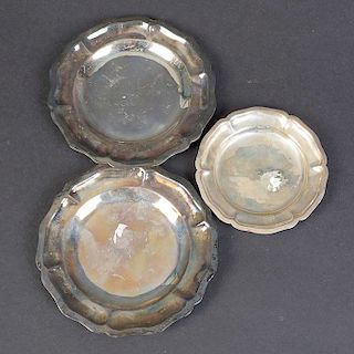 Lote de 3 platos. México. Siglo XX. Diseño lobulado. Elaborados en plata Sterling 0.925. Peso: 270 g.