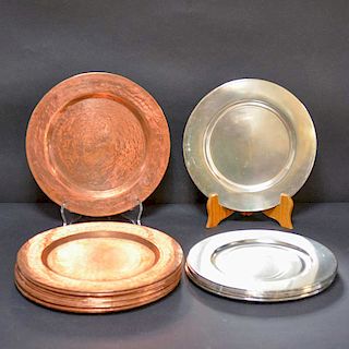 Lote de 20 platos base. México. Siglo XX. Diseño liso. Elaborados en cobre martillado y metal plateado.