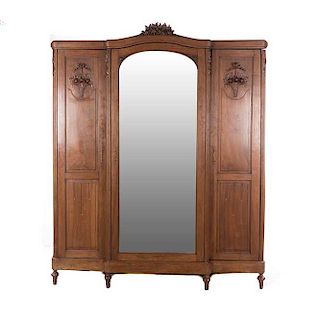 Armario. Francia. Siglo XX. En talla de madera de nogal. Con puerta de espejo con luna rectangular biselada, par de puertas.