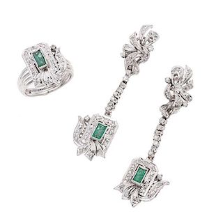 Anillo y par de aretes con esmeraldas y diamantes en plata paladio. 3 esmeraldas corte cojín 0.63ct. 96 acentos de diamantes. ...