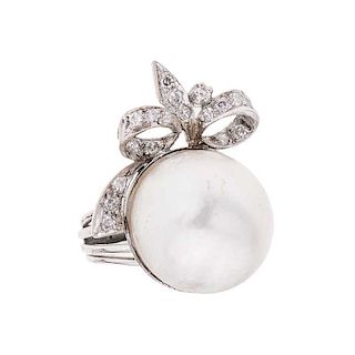 Anillo con media perla y diamantes en plata paladio. 1 media perla cultivada 15 mm color blanco. 17 acentos de diamantes. Tall...