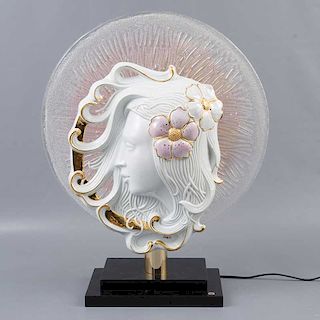 Lámpara de mesa. Italia. Siglo XX. Marca Carpie. Electrificada para una luz. Elaborada en porcelana esmaltada y vidrio prensado.