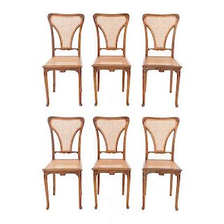 Lote de 6 sillas. Francia. Siglo XX. En talla de madera de nogal. Respaldos y asientos de bejuco y soportes semicurvos.