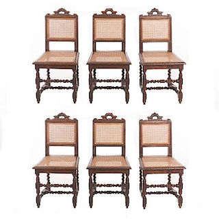 Lote de 6 sillas. Francia. Siglo XX. En talla de madera de roble. Respaldos y asientos de bejuco, fustes compuestos, chambrana en "H".