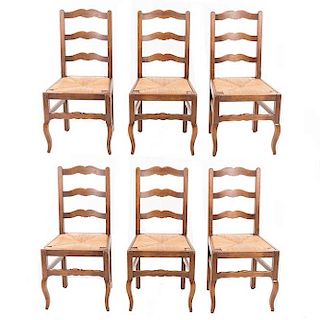 Lote de 6 sillas. Francia. Siglo XX. En talla de madera de nogal. Respaldo semiabierto, asiento de palma tejida, chambrana de caja.