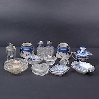 Lote mixto de 16 piezas. Inglaterra y Japón. SXX. Elaboradas en cristal y porcelana. Consta de: 5 ceniceros, encendedor, entre otras.
