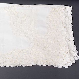 Mantel. Siglo XX. Diseño rectangular calado. Elaborado en fibras de algodón. En color blanco y hueso. Decorado con elementos orgánicos.