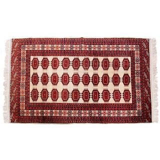 Lote de 2 alfombras. Origen oriental. Siglo XX. Estilo Boukhara. Elaboradas en fibras de algodón. Decoradas con elementos orgánicos.