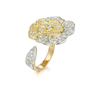 A Diamond Flower Between Finger Ring