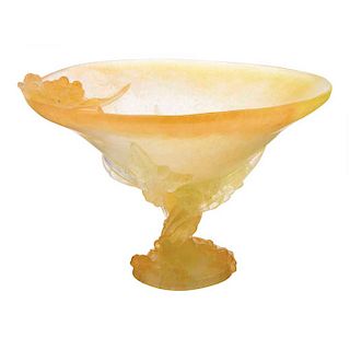 Frutero. Francia, siglo XX.  Elaborado en pasta de vidrio Daum en color amarillo. Modelo Mimosa.