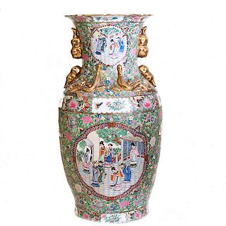 Jarrón. China, principios del siglo XX. Estilo Familia Rosa. Elaborado en porcelana policromada con detalles en esmalte dorado.