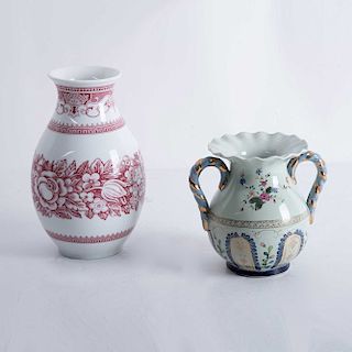Lote de jarrones. Alemania y Japón, siglo XX. Elaborados en porcelana, uno Hutschenreuther (modelo Windsor Rot) Piezas: 2