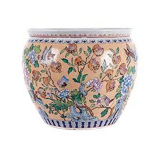 Pecera. China, siglo XX. Estilo cantonés. Elaborada en porcelana policromada. Decorada con aves, peces, motivos orgánicos y florales.