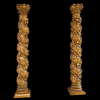 Par de columnas salomónicas. Siglo XX. Tallas en madera. Decoradas con torzales y motivos vegetales. 210 cm de altura (mayor).
