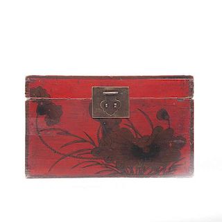 Caja de caudales. China, primera mitad del siglo XX. Elaborado en madera tallada y laqueada en negro y rojo. Con cerradura de latón.