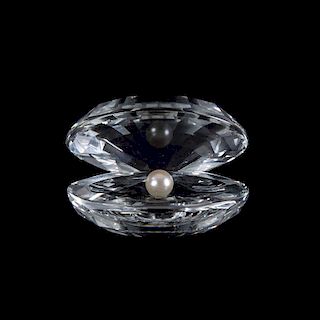 Ostra con perla. Austria, siglo XX. Elaborado en cristal Swarovski. Marcado inferior. Con estuche.