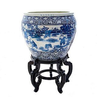 Pecera. China, principios del siglo XX. Estilo Ming. Elaborada en porcelana blanca con esmalte azul cobalto. Con base de madera.