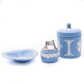 Set para fumador. Inglaterra, siglo XX. En porcelana Wedgwood color azul. Decorado con guirnaldas y escenas clásicas. Piezas: 3