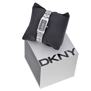 Reloj DKNY. Movimiento de cuarzo. Caja rectangular en acero. Carátula color negro. Estuche original.