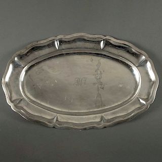 Charola. México, siglo XX. Elaborada en plata Sterling, ley 0.925. sellado Conquistador. Diseño oval. Decorada con prensados.