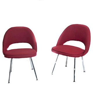 Eero Saarinen para Knoll Internacional. Años 60. Par de sillas ejecutivas. Estructuras de metal cromado. Respaldos color guinda. 2 pz.