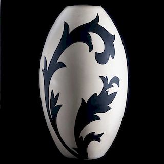 Jarrón. Siglo XX. Elaborado en cerámica esmaltada en color blanco acabado gress. Diseño ovoidal. Decorado con esténcil orgánico.