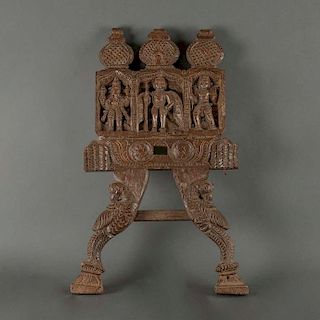 Ganesha e ídolos en arco. India, siglo XX. Estilo Mogol. Talla en madera esgrafiada. Decorada con cúpulas encebolladas y nichos.