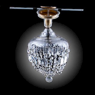 Lámpara de techo. Siglo XX. Elaborada en vidrio y cristales facetados. Para 1 luz. Decorada con hilos de cristal y pendiente.