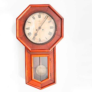 Reloj de pared. Alemania, siglo XX. De la marca E. C. B. Elaborado en madera tallada. Decorada con molduras y 2 puertas abatibles.