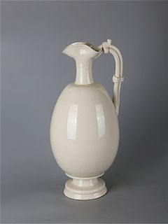 Chinese porcelain ewer. 