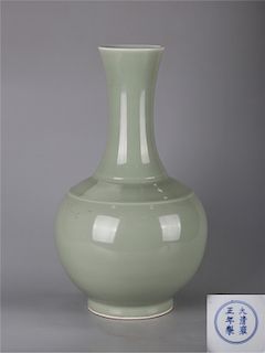 Chinese celadon glaze porcelain vase, Yongzheng mark. 
