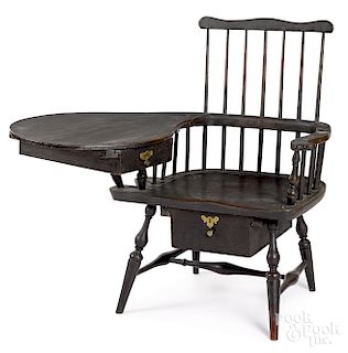 Important writing arm Windsor chair