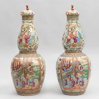 Pair of Canton Rose Medallion Porcelain Double Gourd Vases and Two Covers