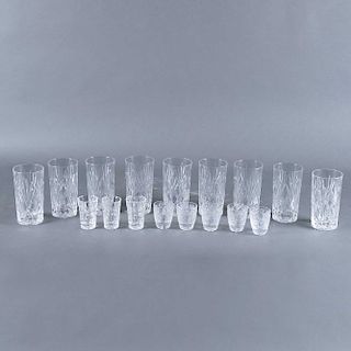 Lote de vasos.S.XX.Elaborados en cristal cortado. Decorados con motivos facetados y geométricos. 9 vasos para agua y 8 para licor.Pz:17
