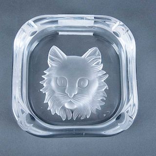 Cenicero. Francia, siglo XX. Elaborado en cristal ópaco y transparente tipo Sevres Decorado con rostro de gato. 16 x 16 cm.