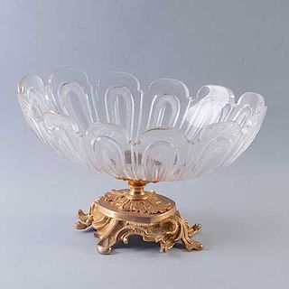 Centro de mesa. Francia, siglo XX. Elaborado en cristal. Con aplicaciones de metal dorado. Con base decorada con acantos.