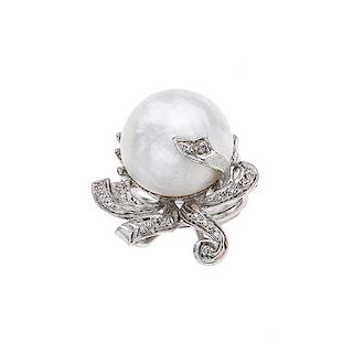 Anillo vintage con media perla y diamantes en plata paladio. 1 media perla cultivada 15 mm color blanco. 15 acentos de diamantes...