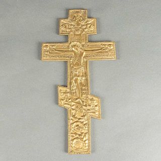 Cruz ortodoxa. Europa del Este, primera mitad del siglo XX. Fundición en bronce patinado. Decorado con pasajes de la ascención.